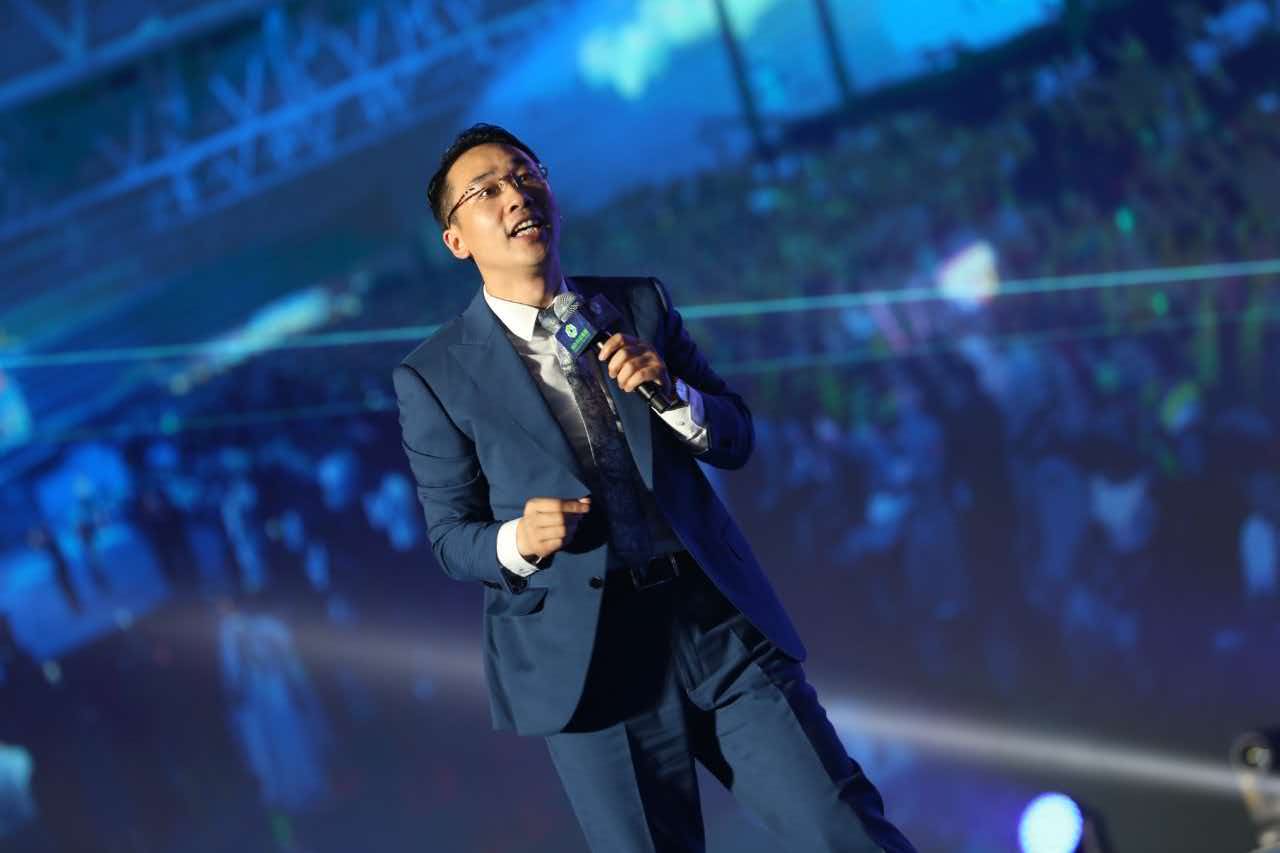 张世财商务形象照